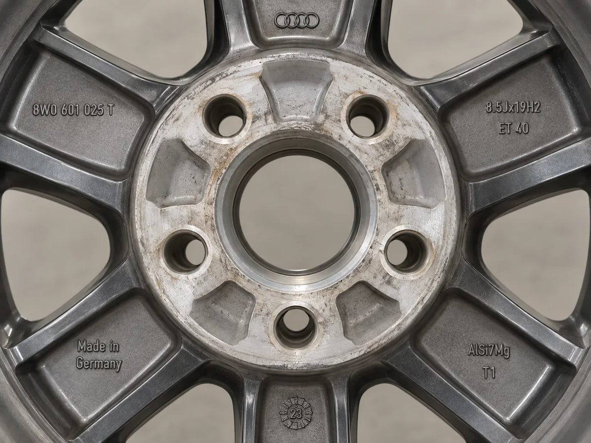 Achterzijde van een velg met zichtbaar naafgat en boutgaten
