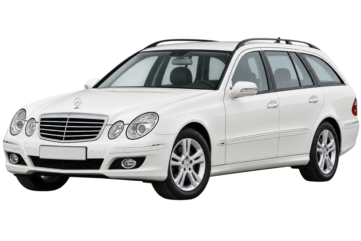 Witte Mercedes E-Klasse 211K Station wagon, schuin van voren