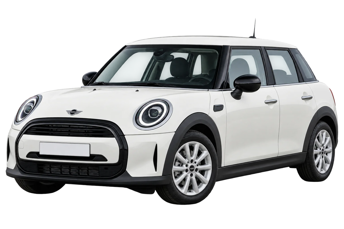 Witte Mini Cooper FML4 F55 5-porte Facelift 2021, schuin van voren