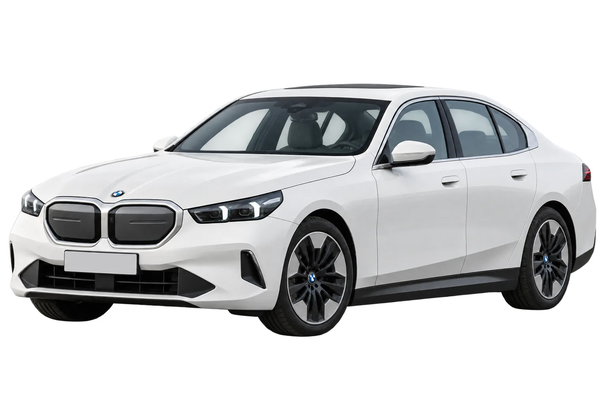 Witte BMW i5 G6E G60E, schuin van voren