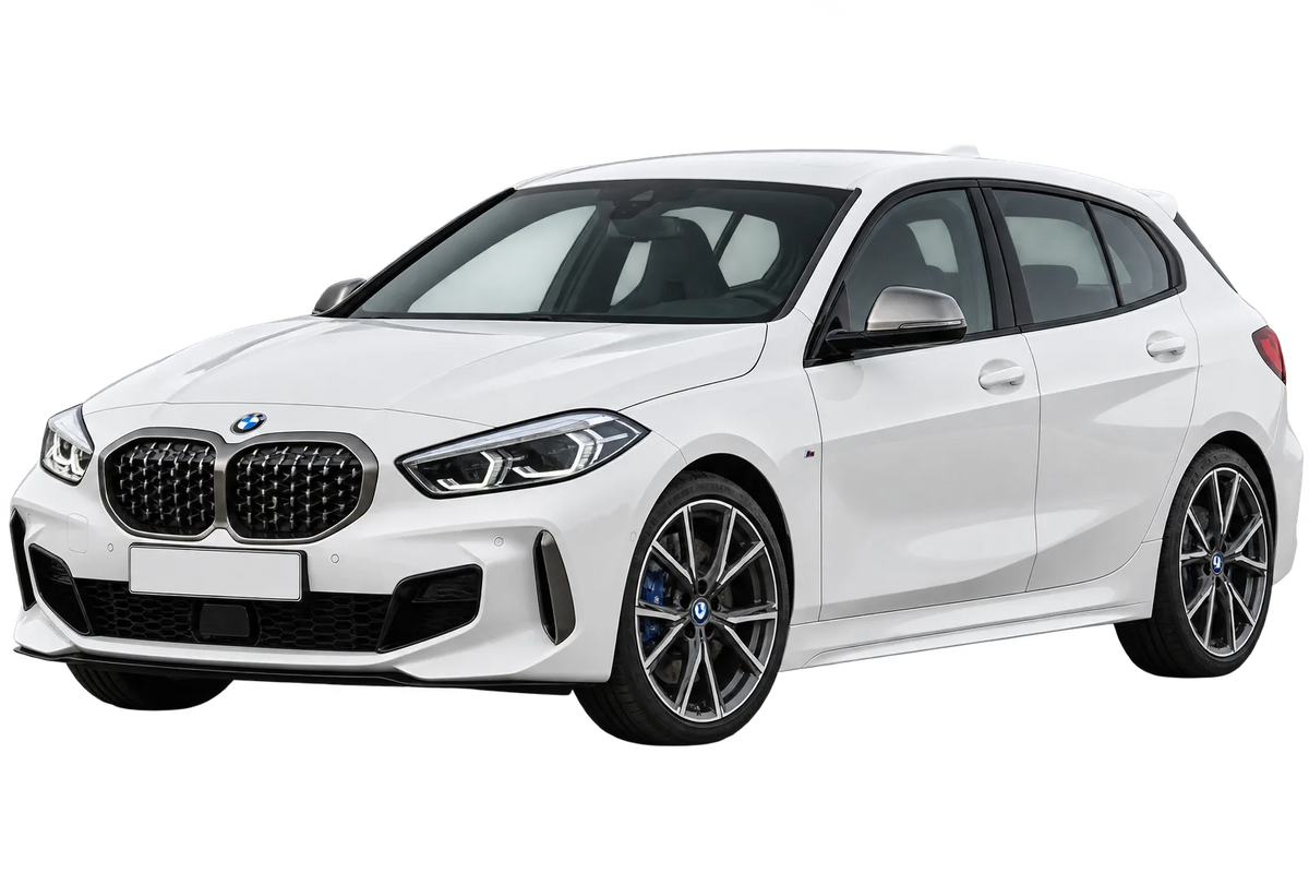 Witte BMW M1 F1H F40 M135i xDrive, schuin van voren