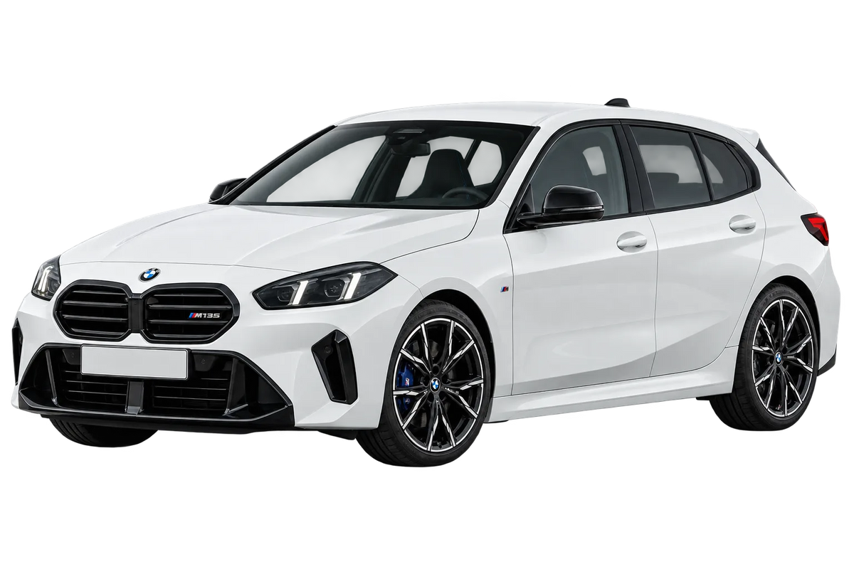 Witte BMW M1 F7 F70 M135i xDrive, schuin van voren