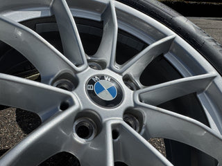Detail van originele BMW Styling 774 velg met BMW naafdop voor 3 Serie G20 en G21