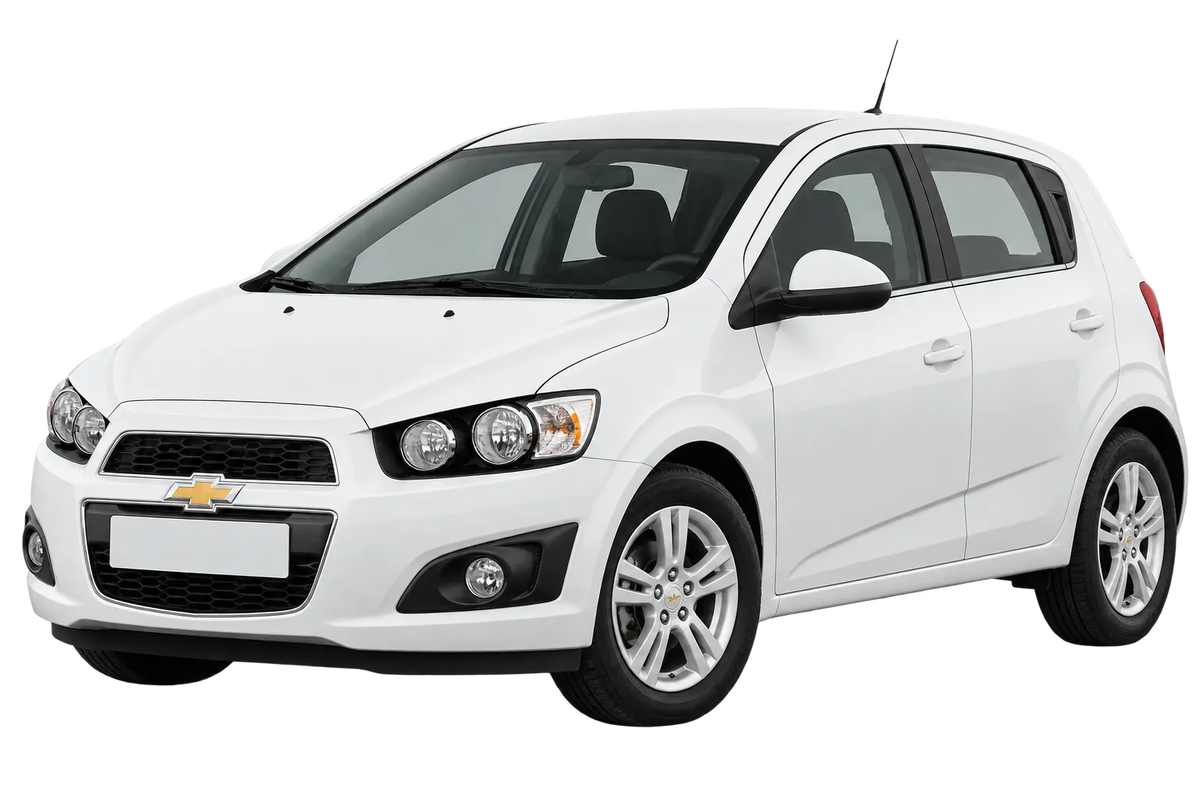Witte Chevrolet Aveo KL1T con PCD 4x100, schuin van voren