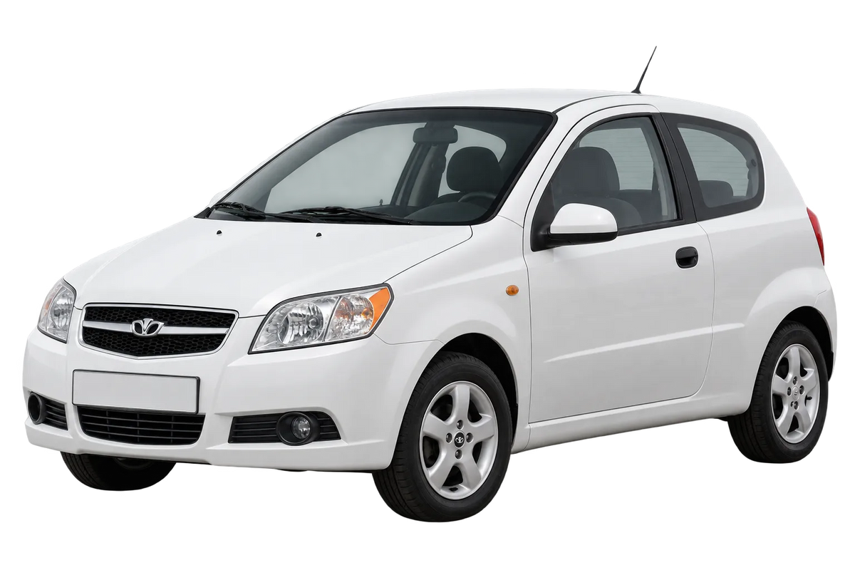 Witte Daewoo Aveo KLAS, schuin van voren