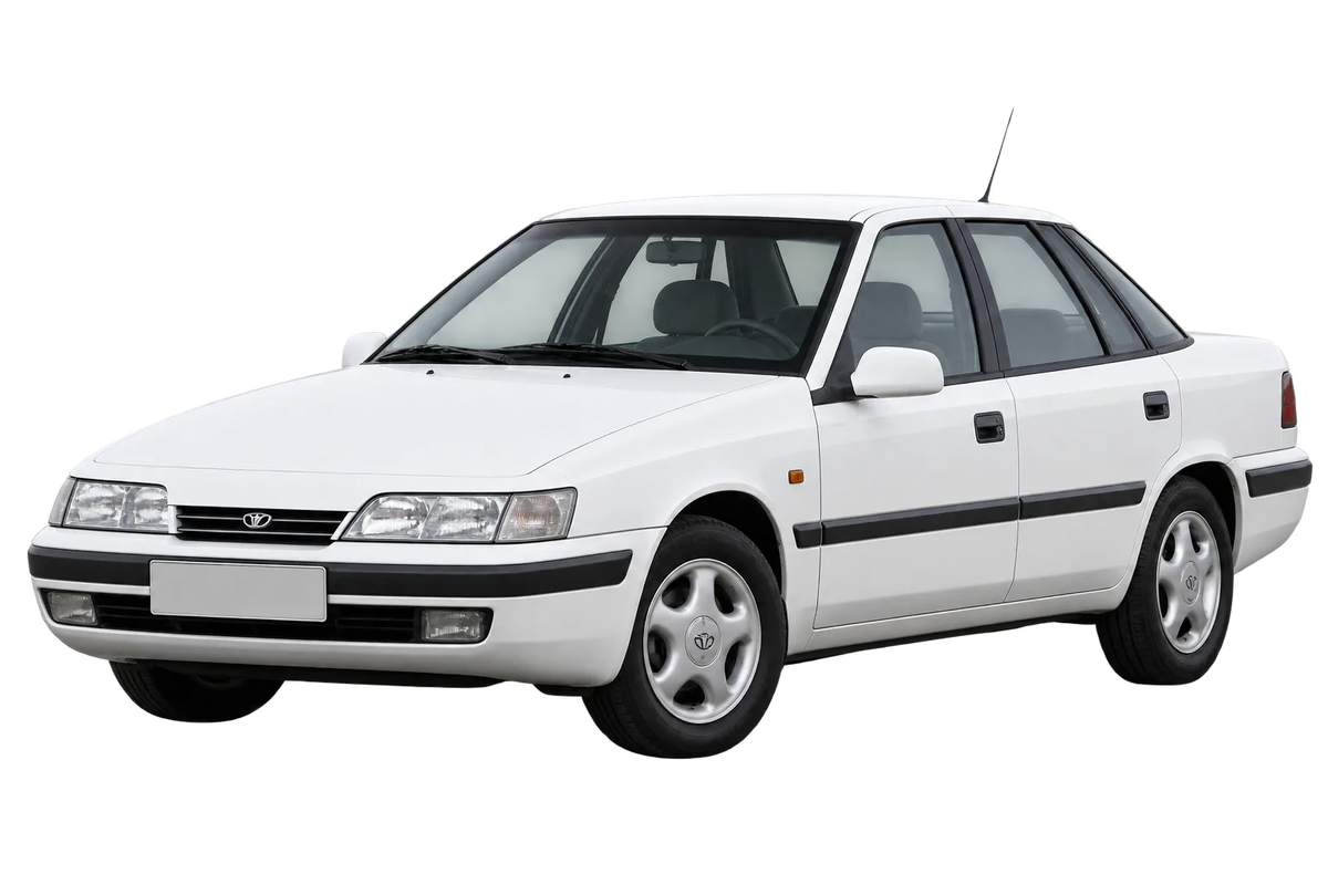 Witte Daewoo Espero KLEJ, schuin van voren