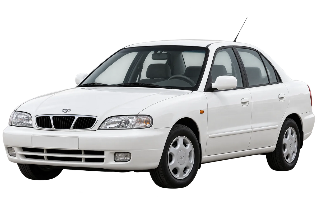 Witte Daewoo Nubira KLAJ, UU6J, SUPJ, schuin van voren