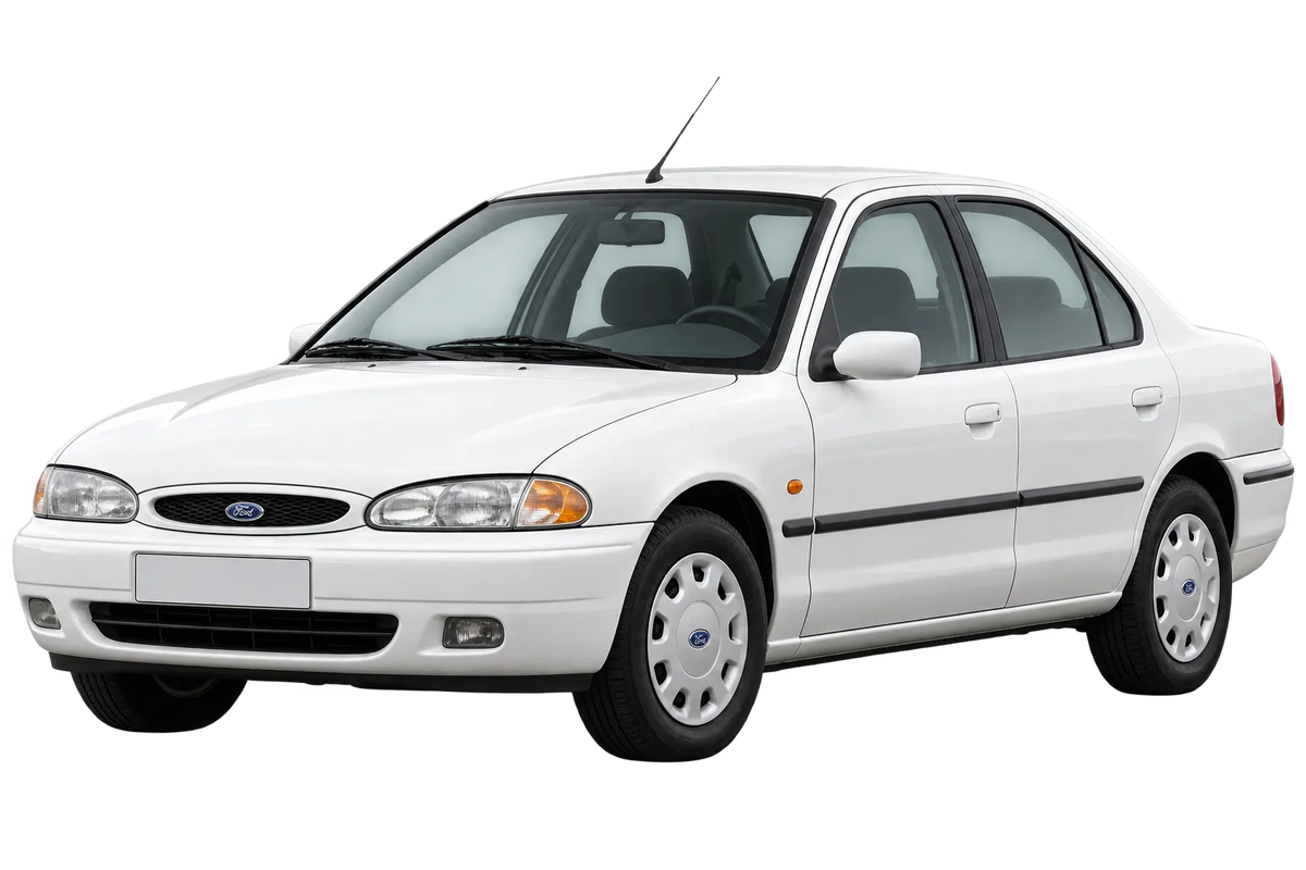 Witte Ford Mondeo GBP4, schuin van voren