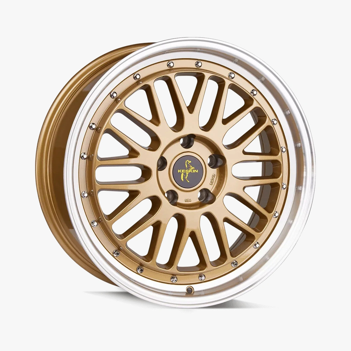 KESKIN KT22 RETRO Gold Lip Polish (GLP) lichtmetalen velg in schuin driekwartaanzicht