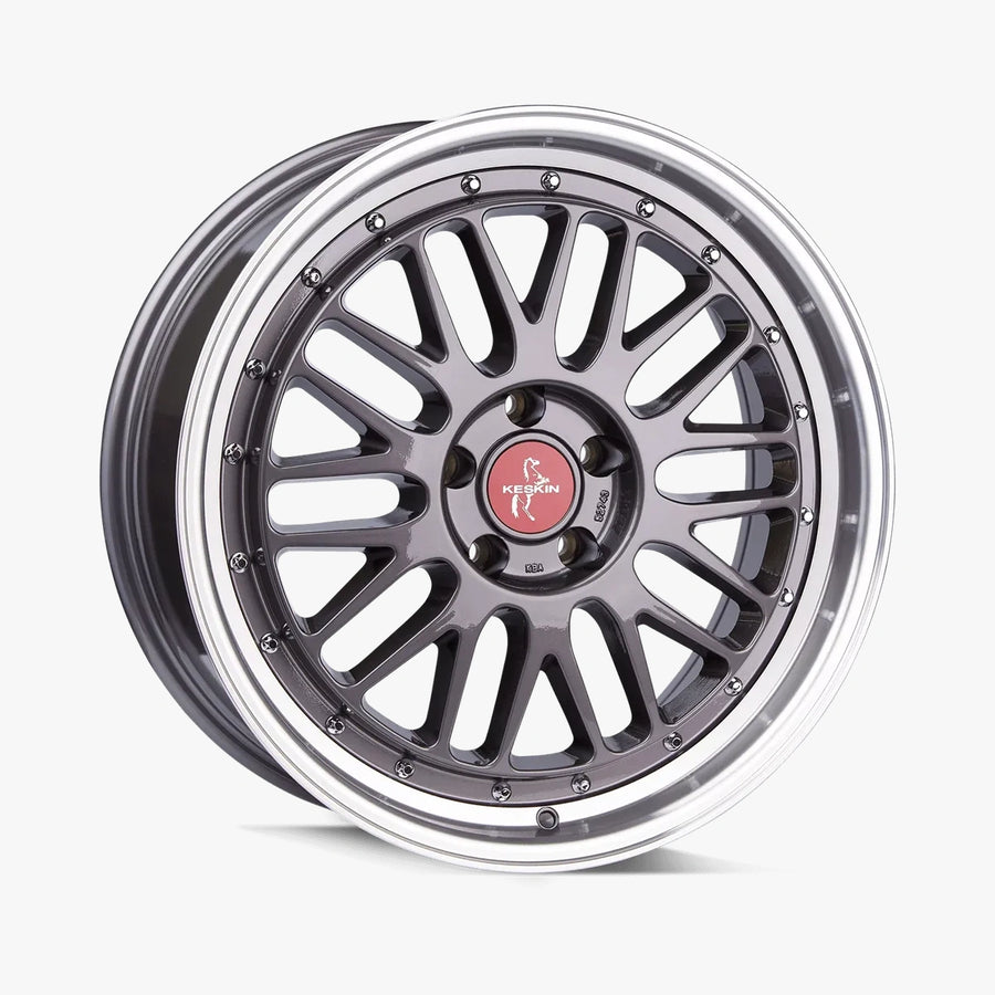 KESKIN KT22 RETRO Titan Grey Lip Polish (TGLP) lichtmetalen velg in schuin driekwartaanzicht