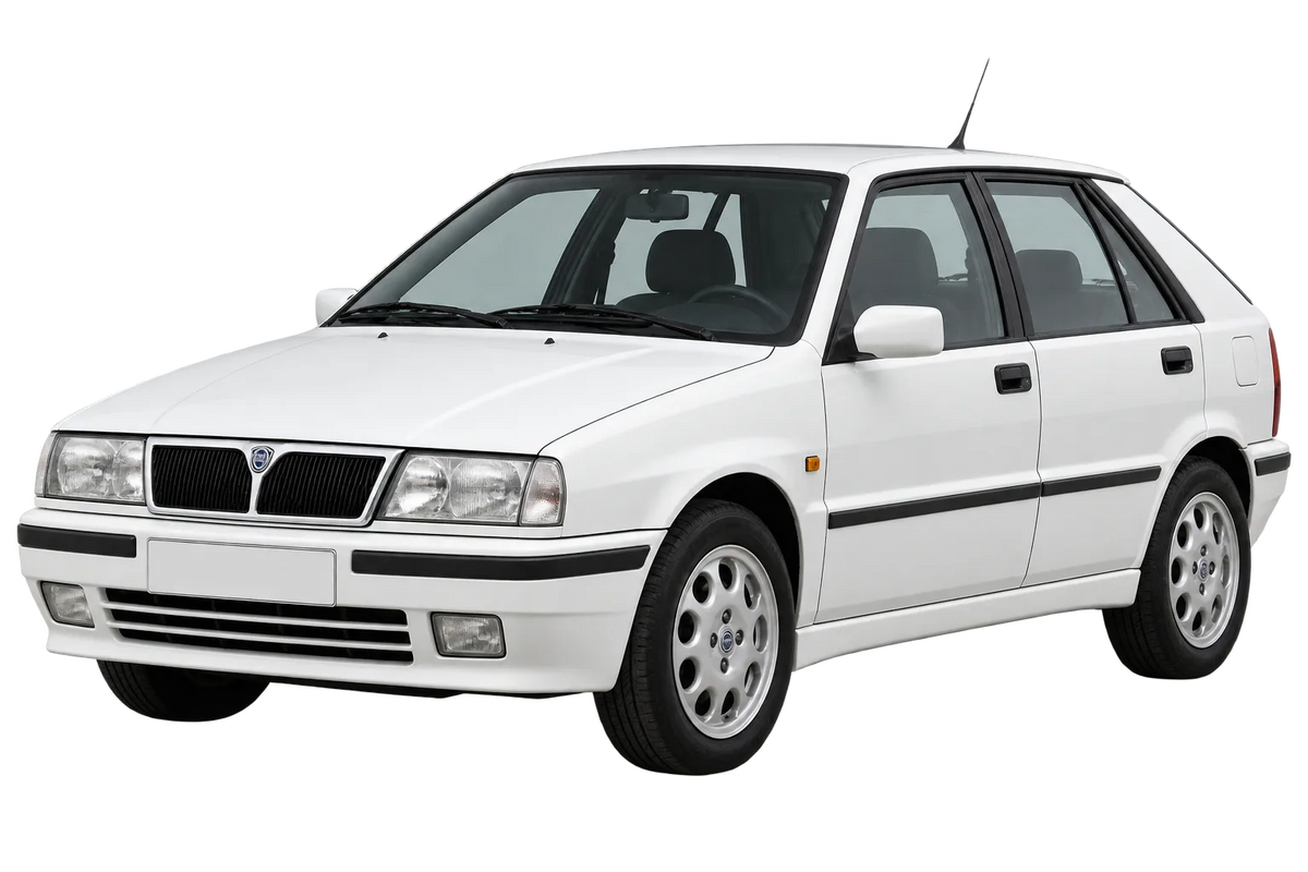 Witte Lancia Delta 836, schuin van voren