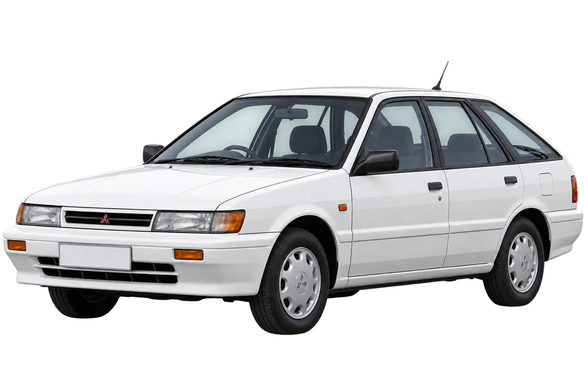 Witte Mitsubishi Lancer C70, schuin van voren