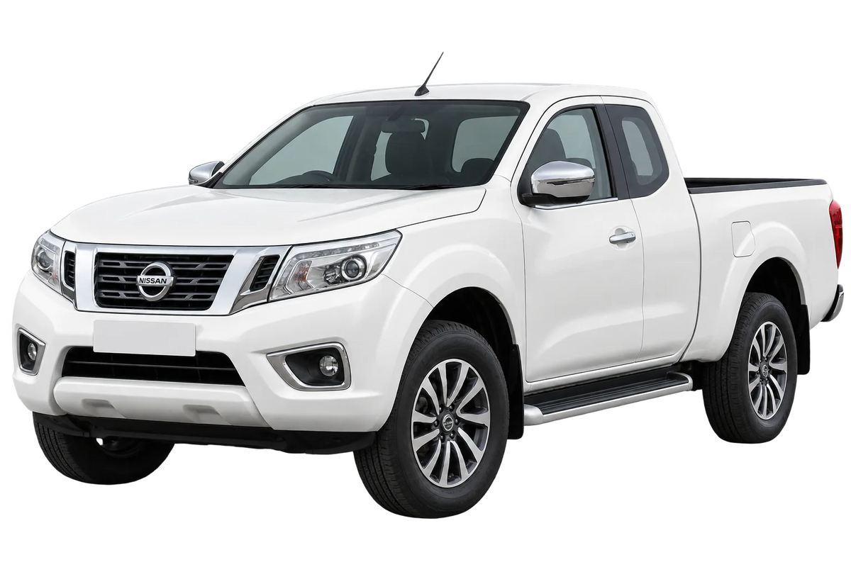 Witte Nissan Navara D231 Navara NP300, schuin van voren