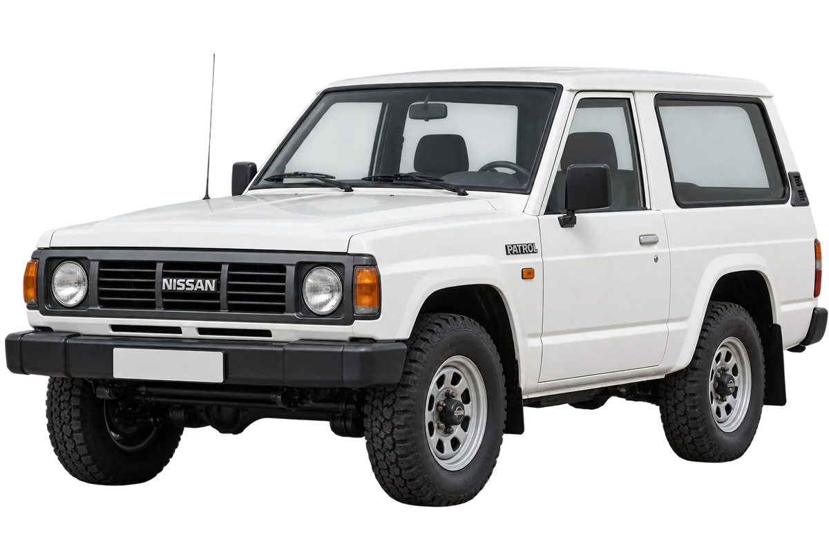 Witte Nissan Patrol K160 con una distanza assiale corta, schuin van voren