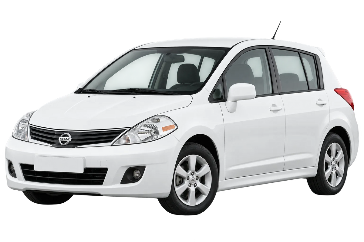 Witte Nissan Tiida C11, schuin van voren