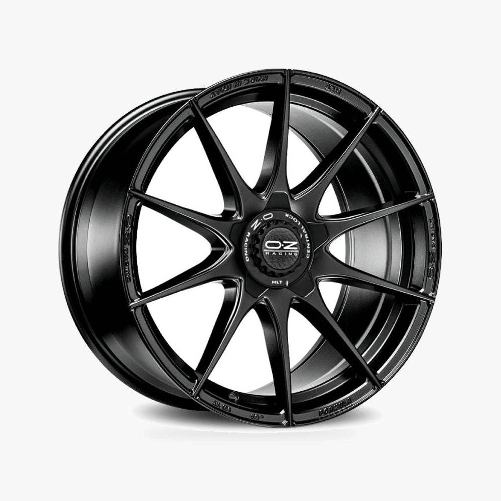 OZ FORMULA HLT Matt Black lichtmetalen velg in schuin driekwartaanzicht