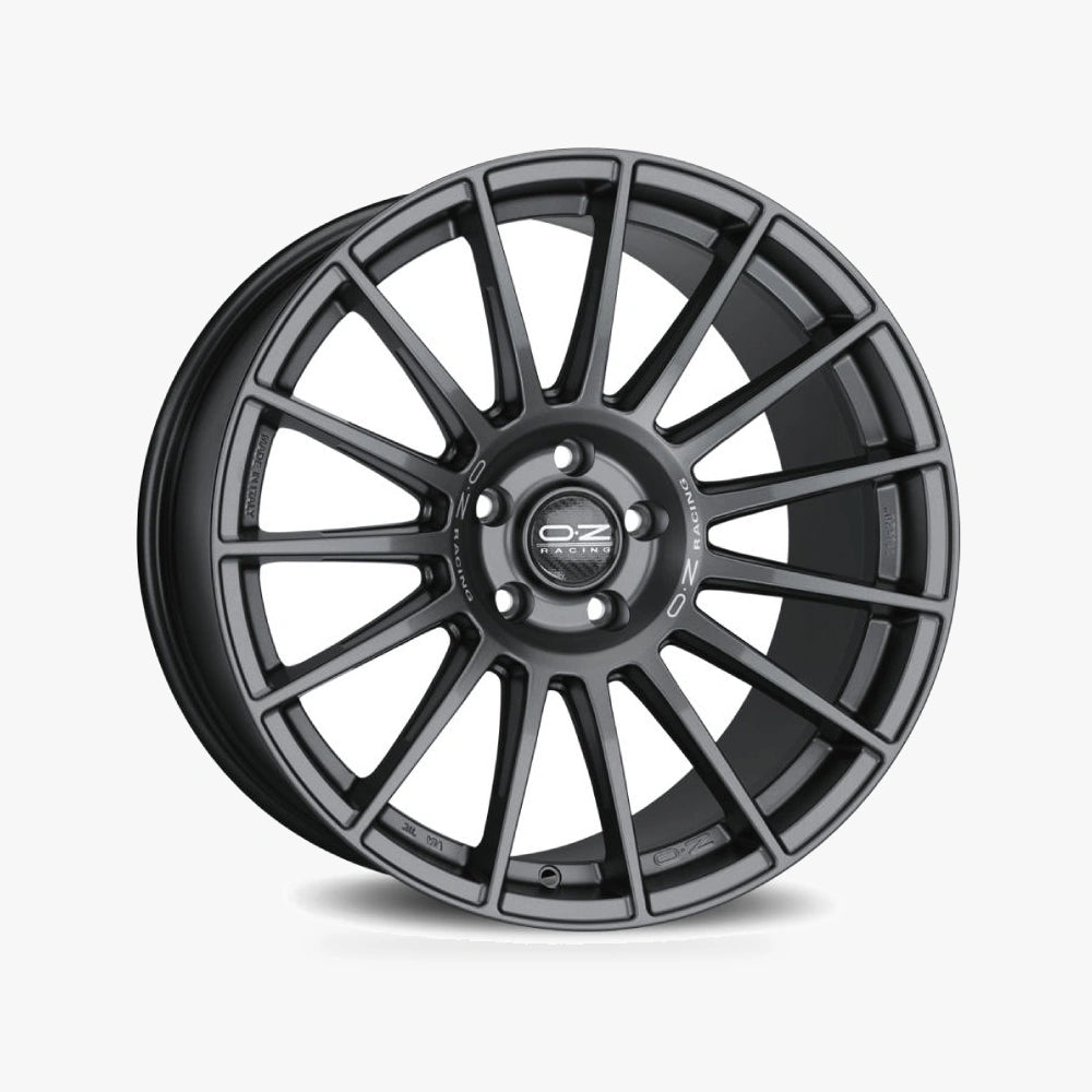 OZ SUPERTURISMO DAKAR Matt Graphite + Silver Lettering lichtmetalen velg in schuin driekwartaanzicht