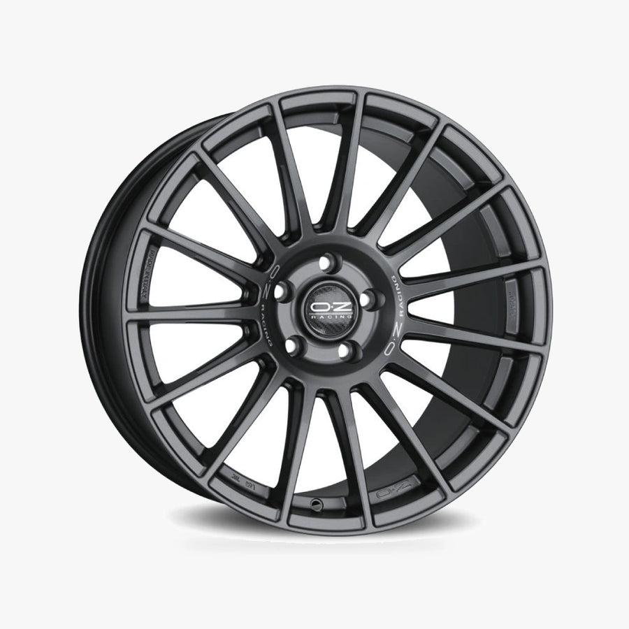 OZ SUPERTURISMO DAKAR Matt Graphite + Silver Lettering lichtmetalen velg in schuin driekwartaanzicht