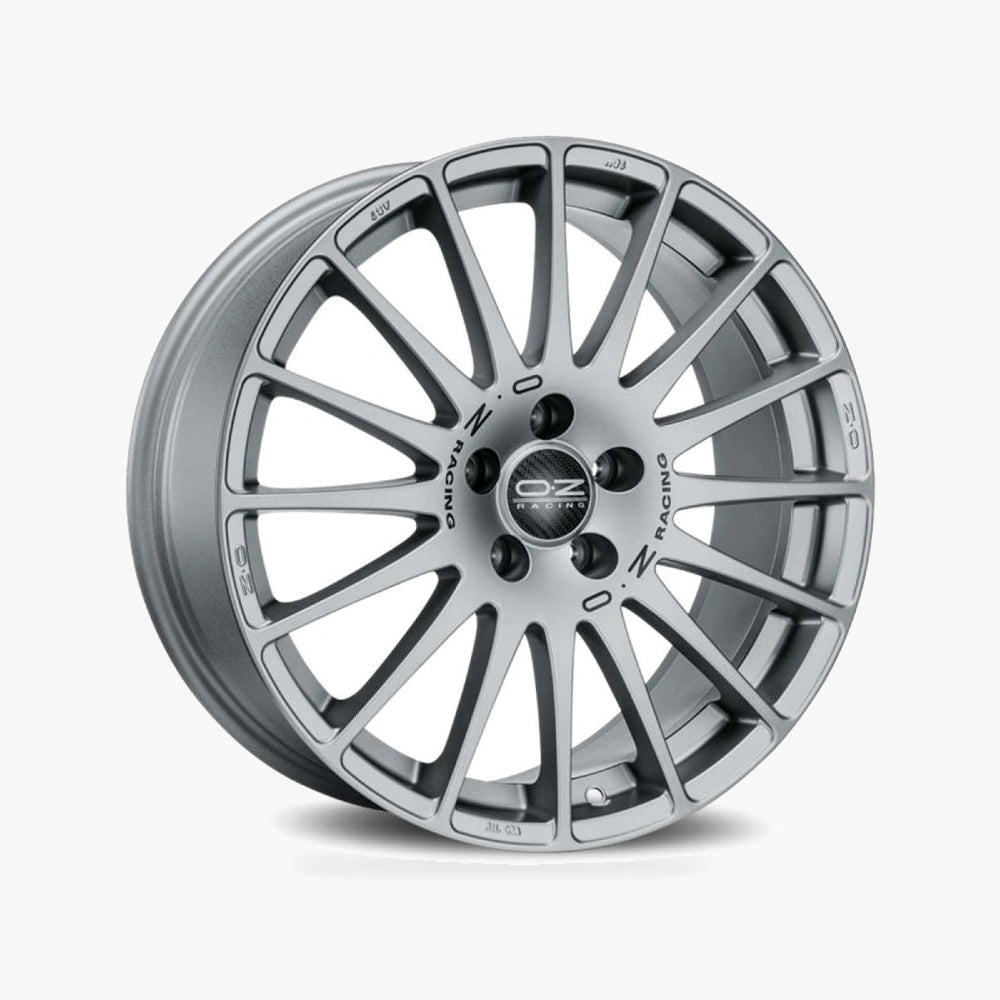 OZ SUPERTURISMO GT Grigio Corsa + Black Lettering lichtmetalen velg in schuin driekwartaanzicht
