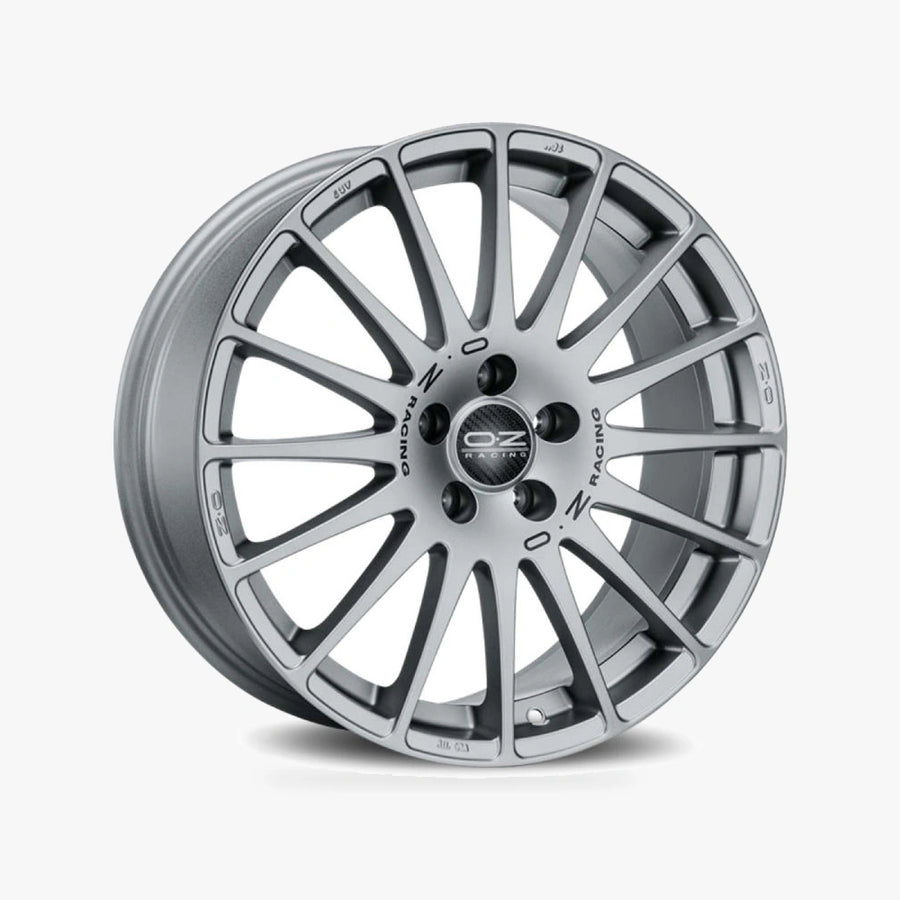 OZ SUPERTURISMO GT Grigio Corsa + Black Lettering lichtmetalen velg in schuin driekwartaanzicht