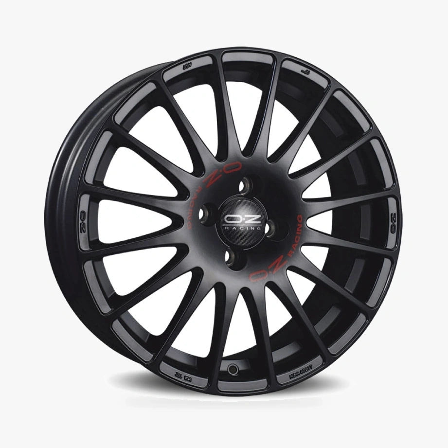 OZ SUPERTURISMO GT Matt Black + Red Lettering lichtmetalen velg in schuin driekwartaanzicht