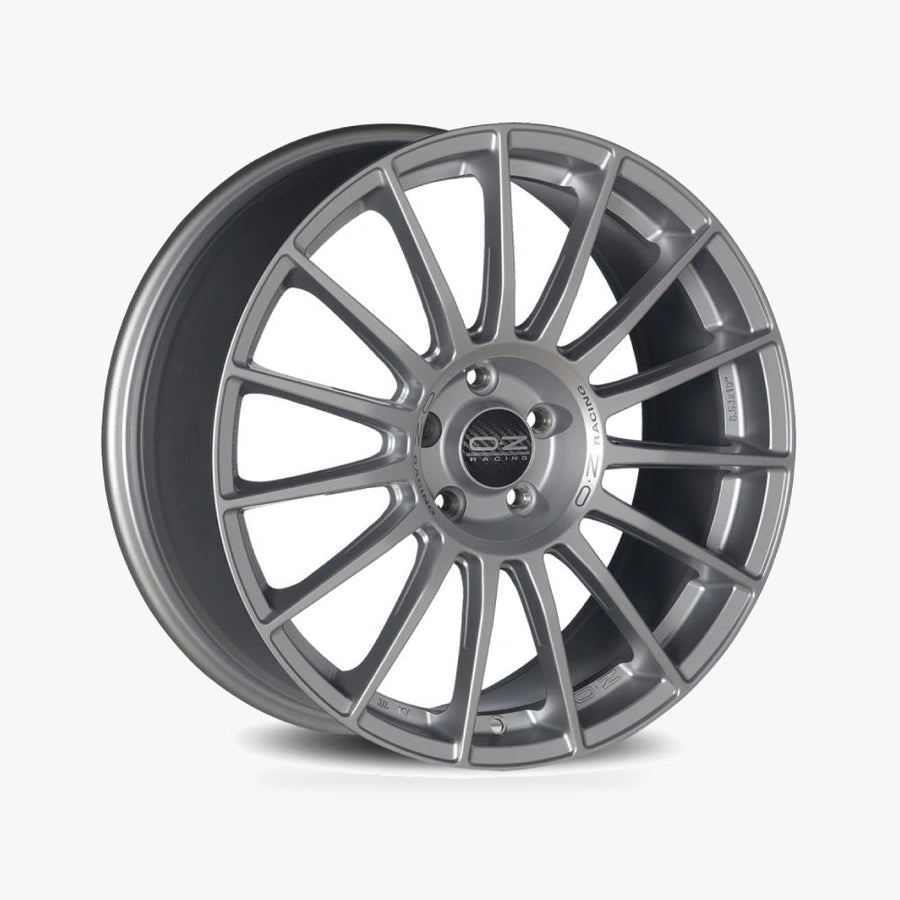 OZ SUPERTURISMO LM Matt Race Silver + Black Lettering lichtmetalen velg in schuin driekwartaanzicht