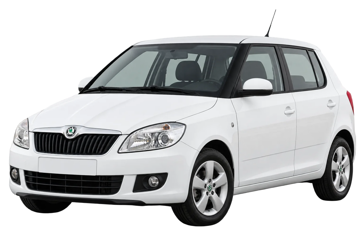 Witte Skoda Fabia 5J Combi und Limousine, schuin van voren