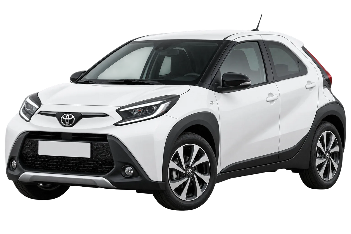 Witte Toyota Aygo AB7(JP) Aygo X, schuin van voren