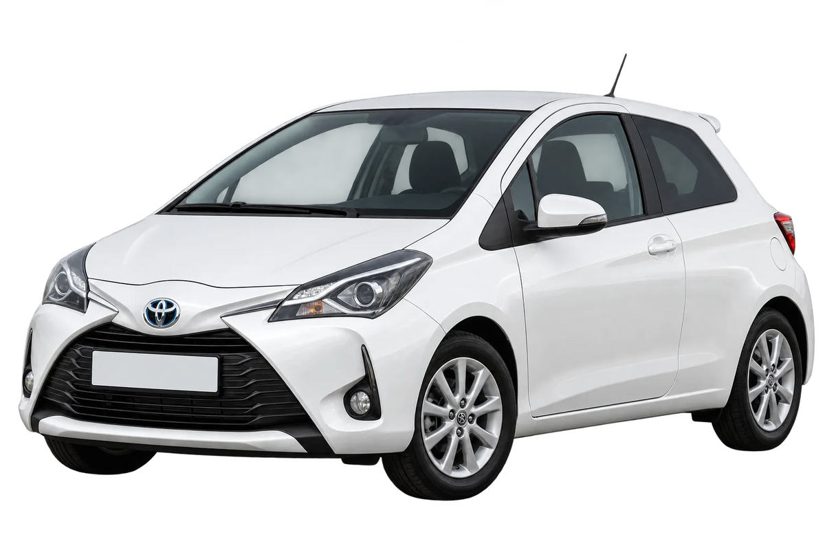 Witte Toyota Yaris XP13M(a), schuin van voren
